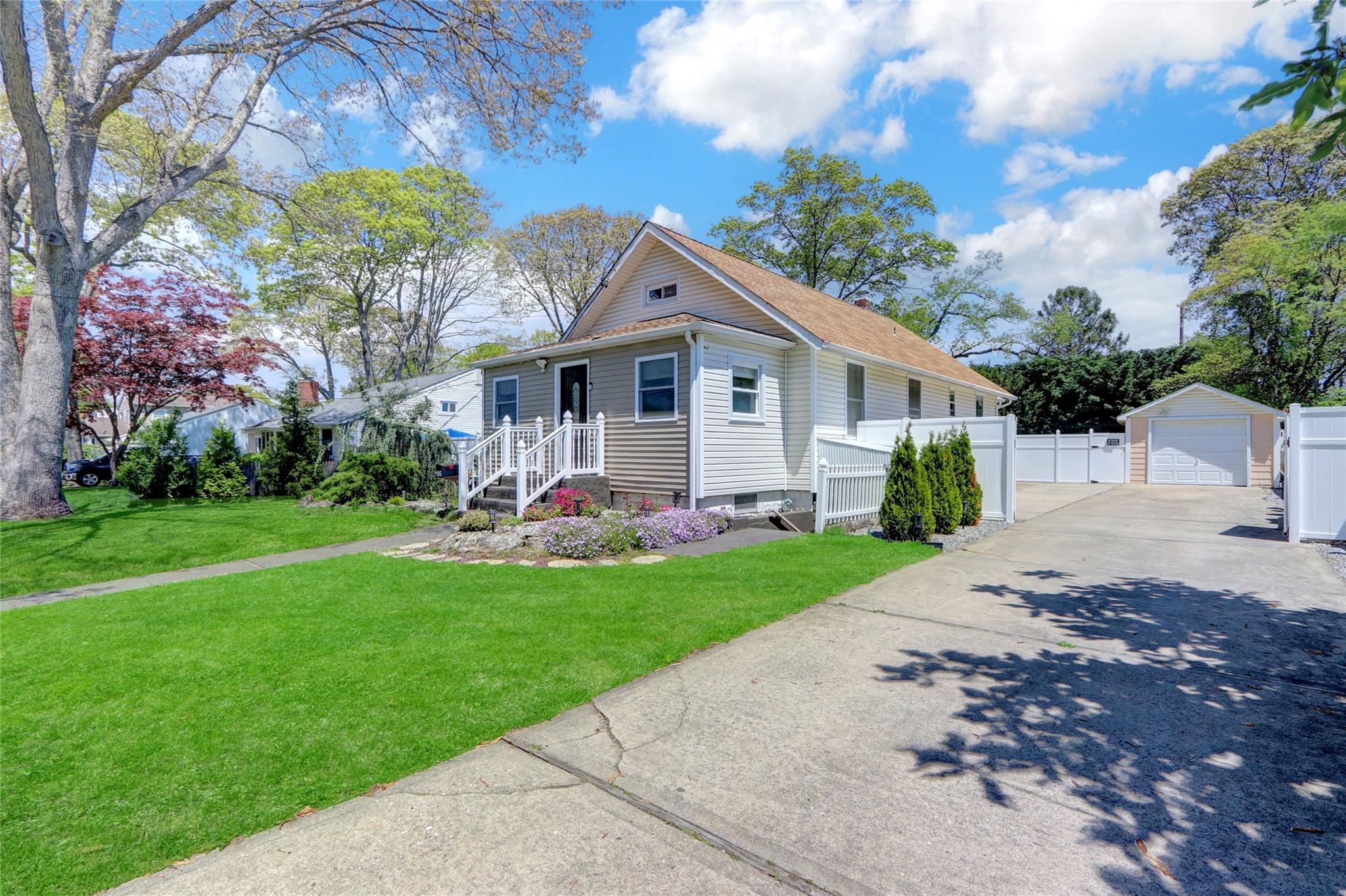 106 Grand Avenue, Lindenhurst, New York image 2