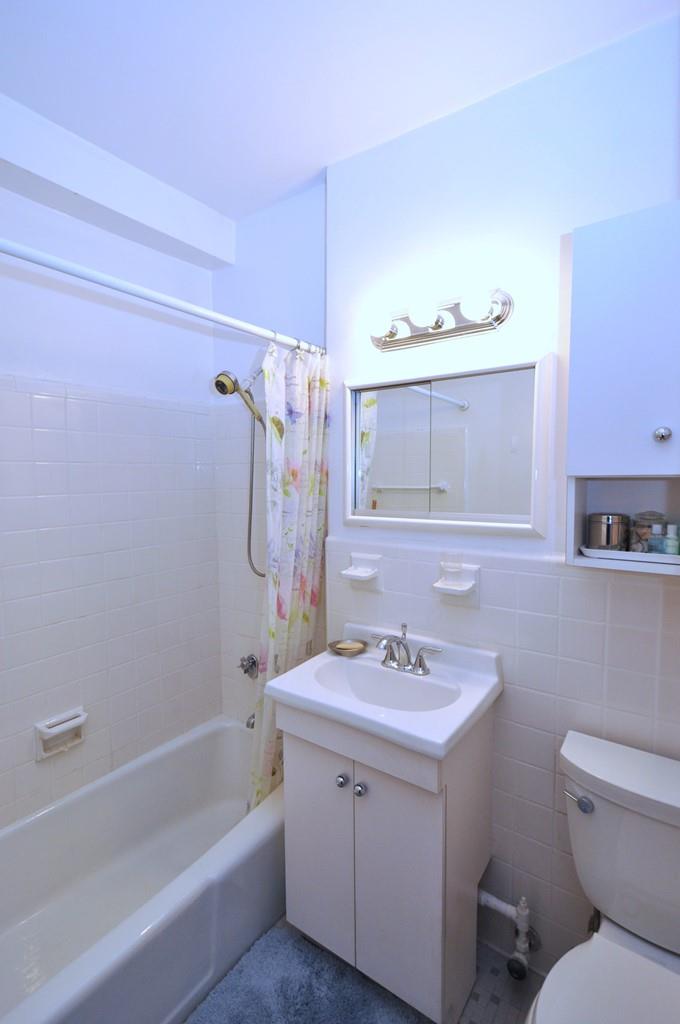 Scarsdale, New York 10583, United States, 2 Bedrooms Bedrooms, ,2 BathroomsBathrooms,Residential,Pending,21409