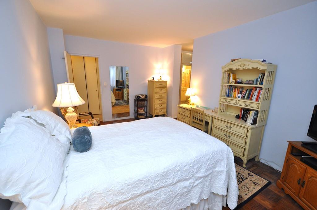 Scarsdale, New York 10583, United States, 2 Bedrooms Bedrooms, ,2 BathroomsBathrooms,Residential,Pending,21409