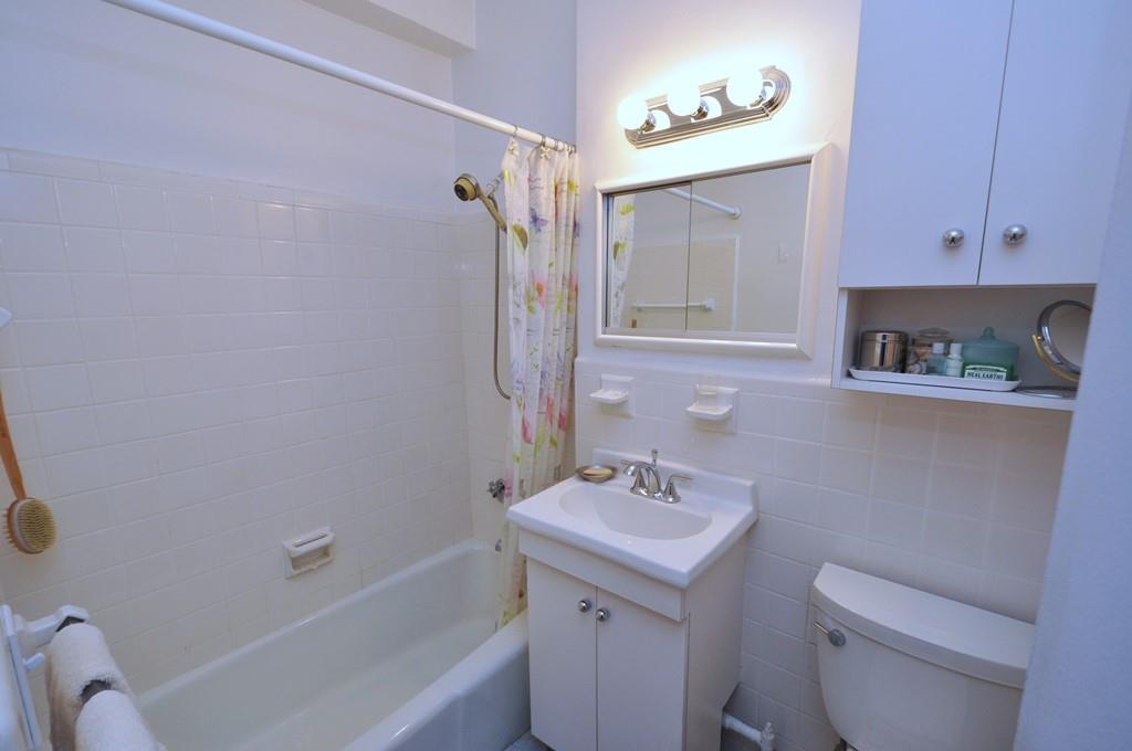 Scarsdale, New York 10583, United States, 2 Bedrooms Bedrooms, ,2 BathroomsBathrooms,Residential,Pending,21409