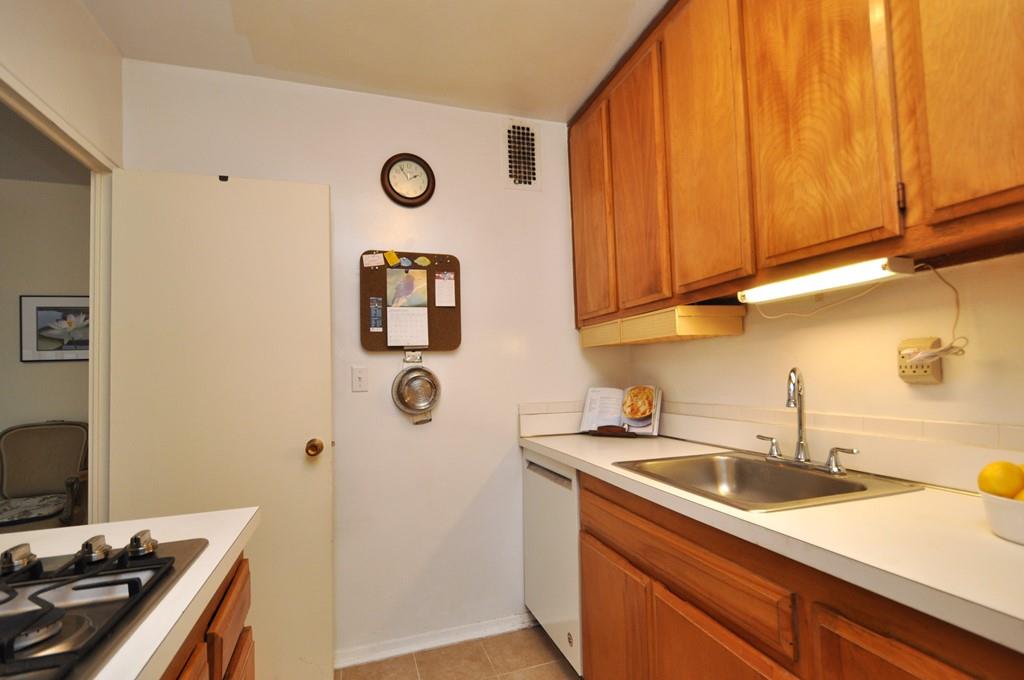 Scarsdale, New York 10583, United States, 2 Bedrooms Bedrooms, ,2 BathroomsBathrooms,Residential,Pending,21409