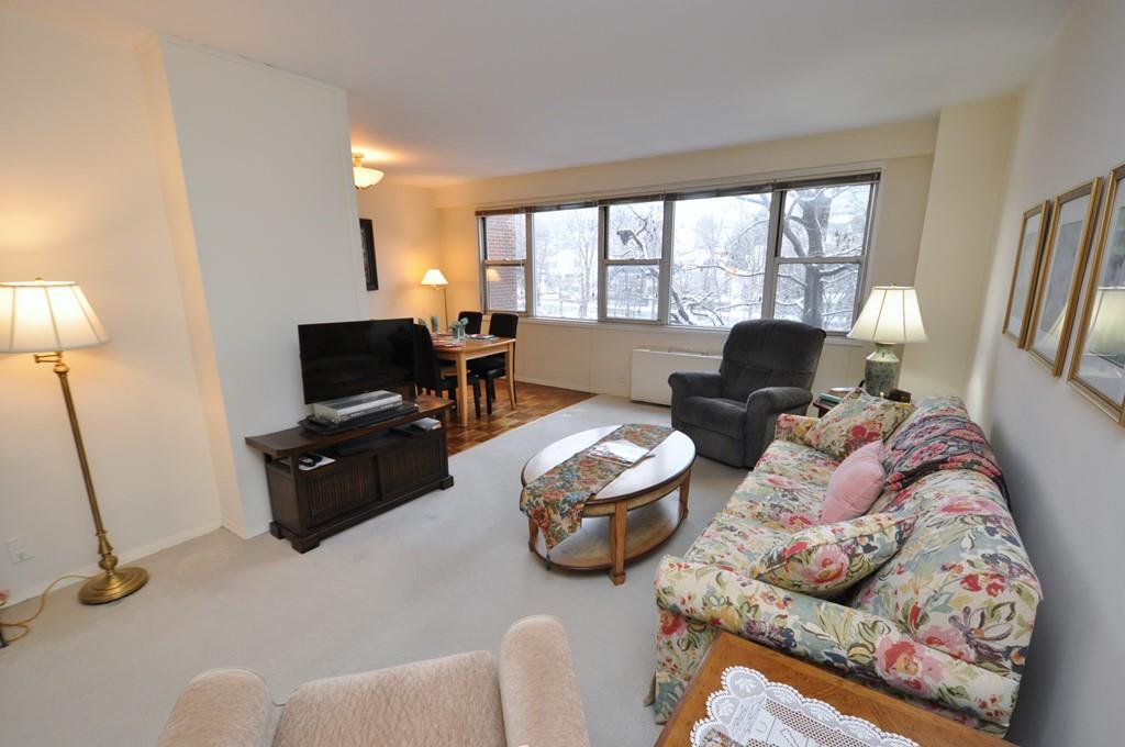 Scarsdale, New York 10583, United States, 2 Bedrooms Bedrooms, ,2 BathroomsBathrooms,Residential,Pending,21409