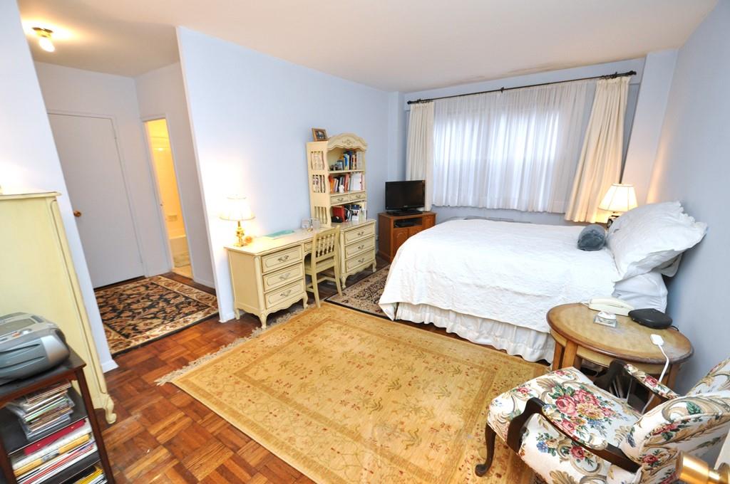 Scarsdale, New York 10583, United States, 2 Bedrooms Bedrooms, ,2 BathroomsBathrooms,Residential,Pending,21409