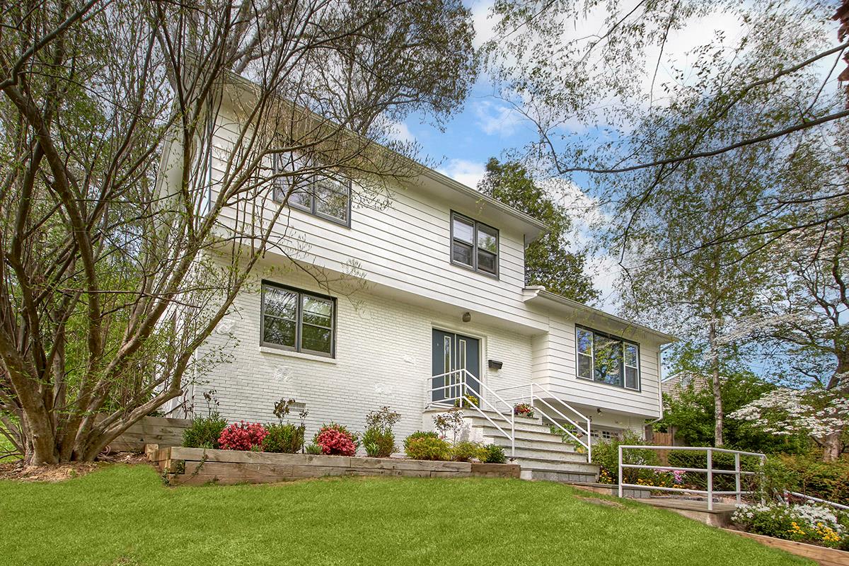Puritan Drive, Scarsdale, New York - 4 Bedrooms  
3 Bathrooms  
3 Rooms - 