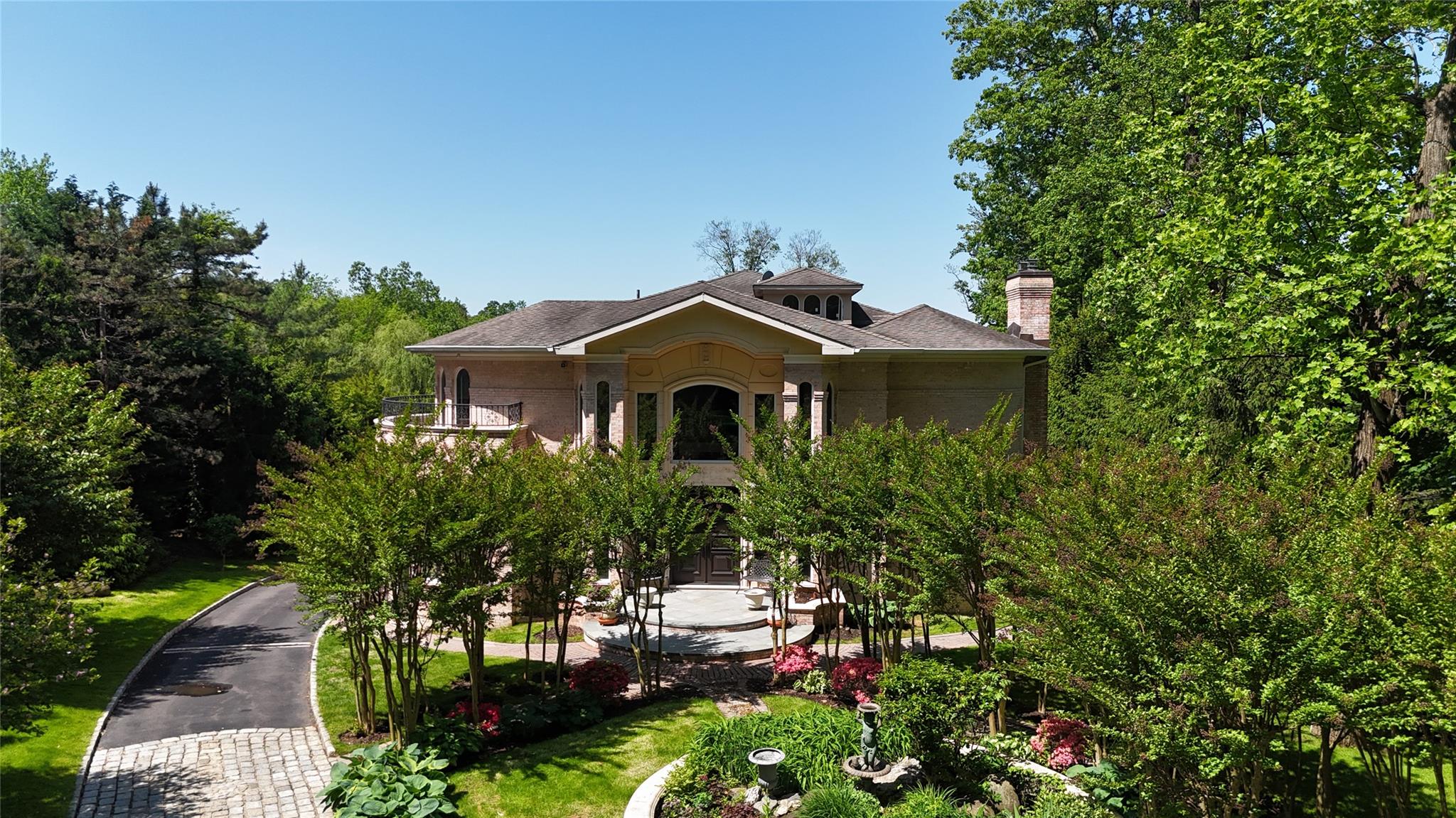 527 Manhasset Woods Road, Manhasset, New York image 1