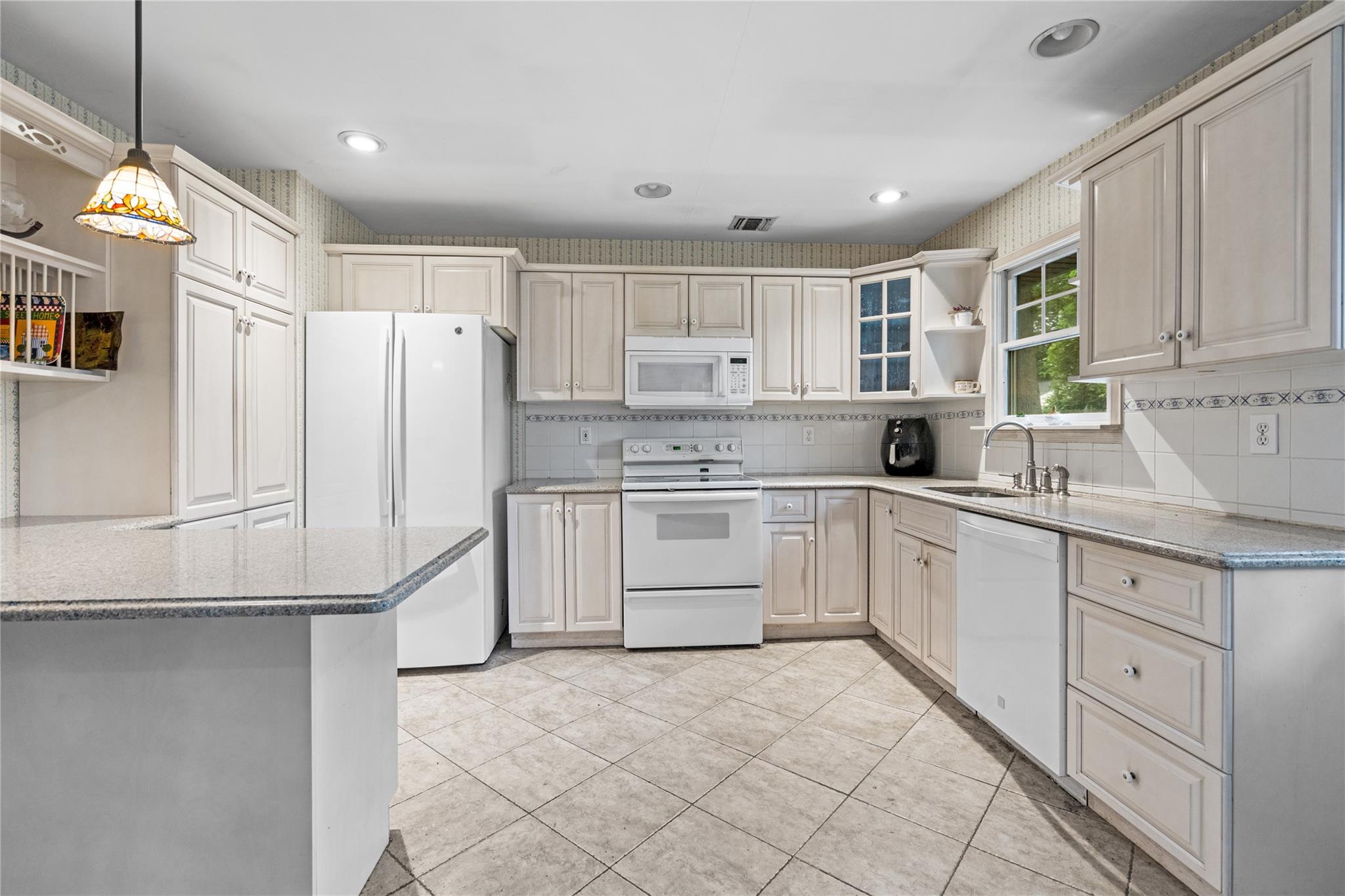236 N Ontario Street, Ronkonkoma, New York image 9