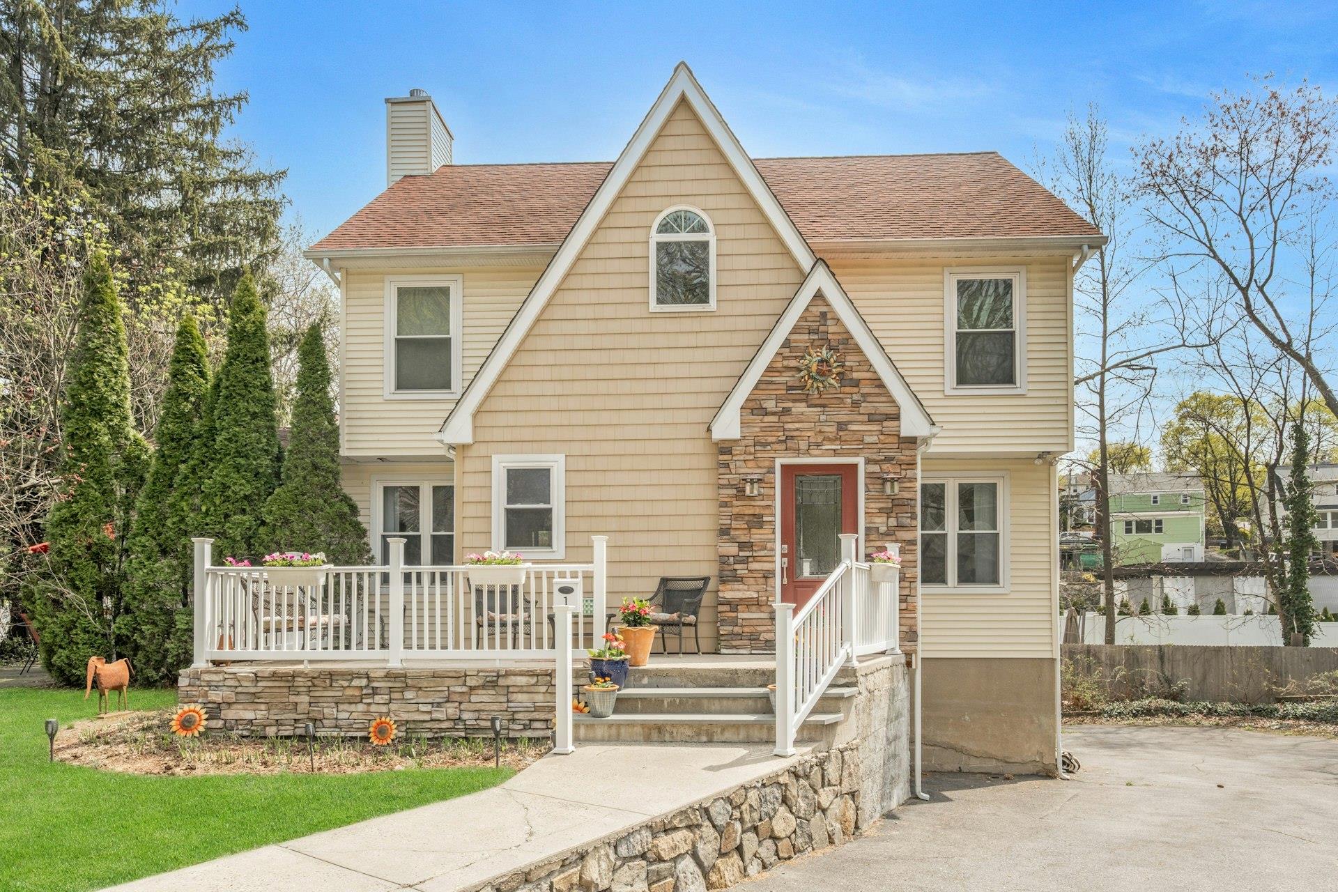 Westminster Drive, White Plains, New York - 4 Bedrooms  
3 Bathrooms  
10 Rooms - 