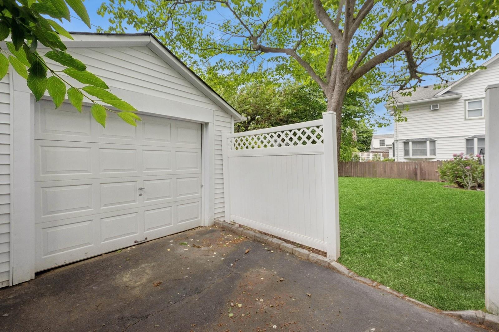 124 Roxbury Road, Garden City, New York image 30