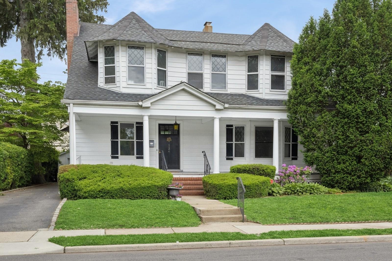 124 Roxbury Road, Garden City, New York image 1