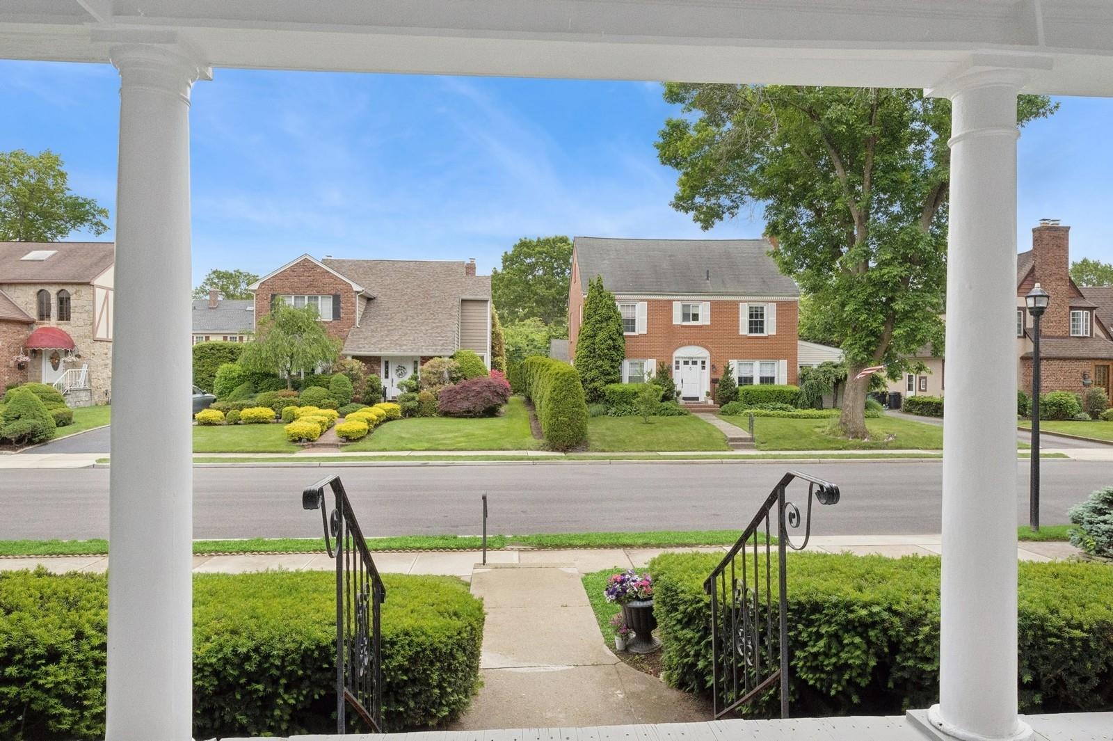 124 Roxbury Road, Garden City, New York image 37
