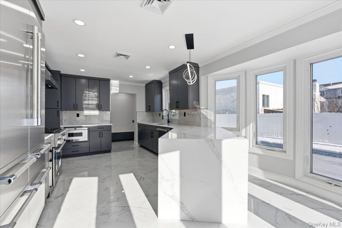 Atlantic Beach, New York 11509, United States, 5 Bedrooms Bedrooms, ,3 BathroomsBathrooms,Residential,Active,256752