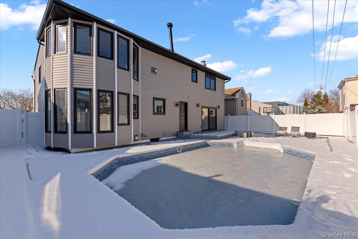 Atlantic Beach, New York 11509, United States, 5 Bedrooms Bedrooms, ,3 BathroomsBathrooms,Residential,Active,256752