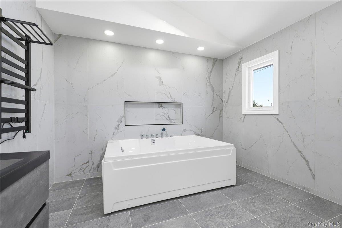 Atlantic Beach, New York 11509, United States, 5 Bedrooms Bedrooms, ,3 BathroomsBathrooms,Residential,Active,256752