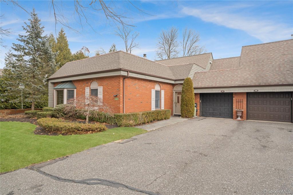 Photo of 31 Admirals Drive E, Bay Shore, NY 11706 (MLS # 951351)