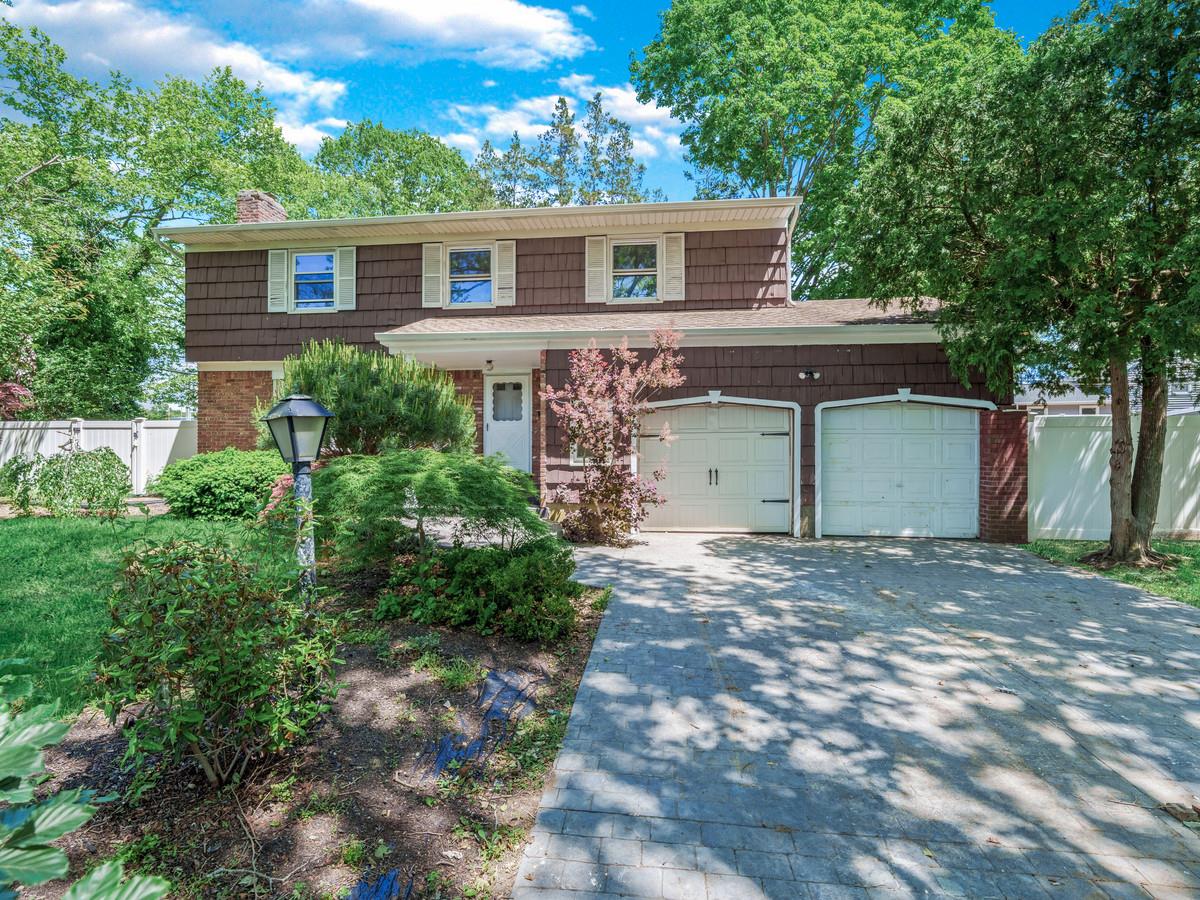 26 Saxon Street, Melville, New York image 1