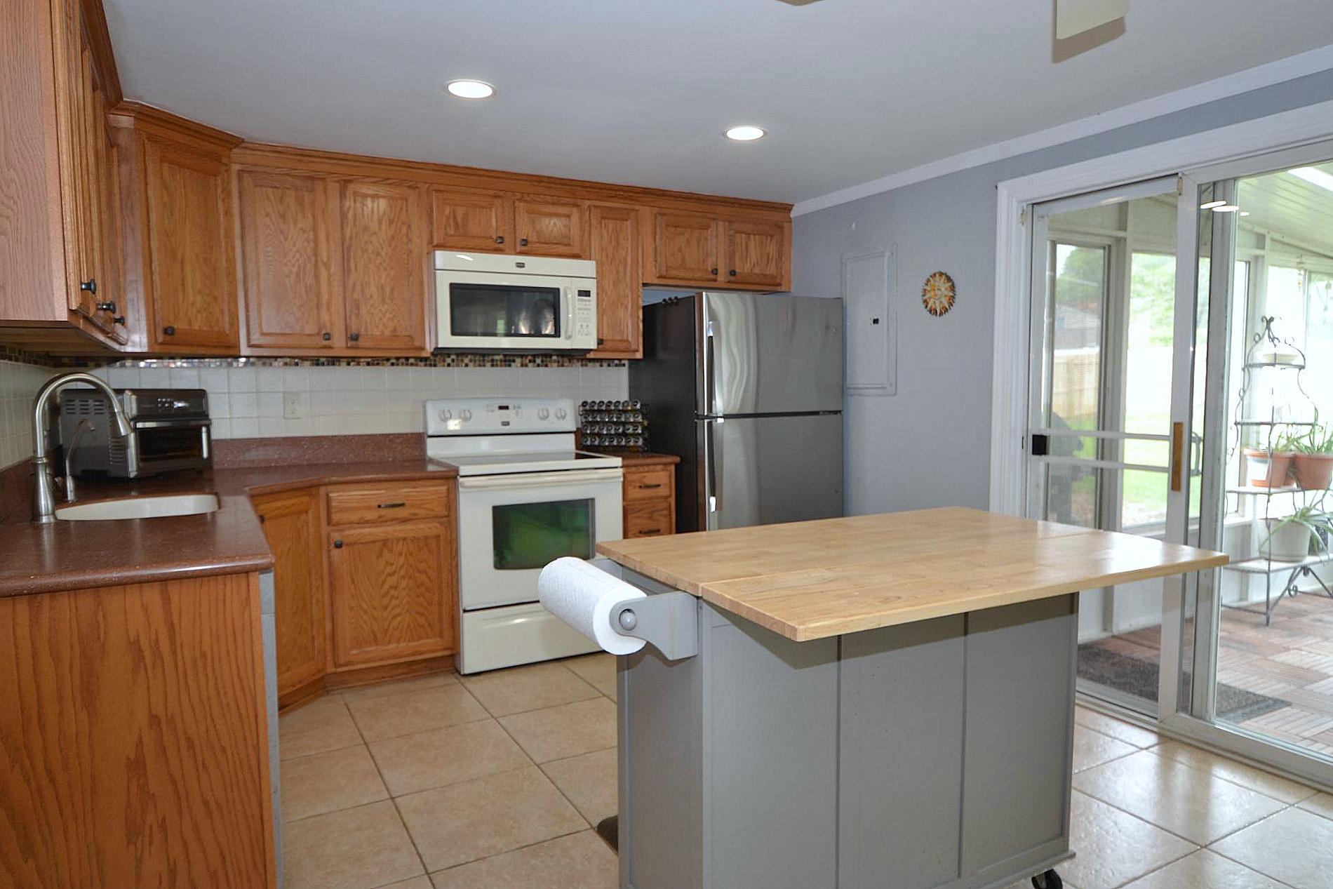 22 Honeysuckle Lane, Holtsville, New York image 3