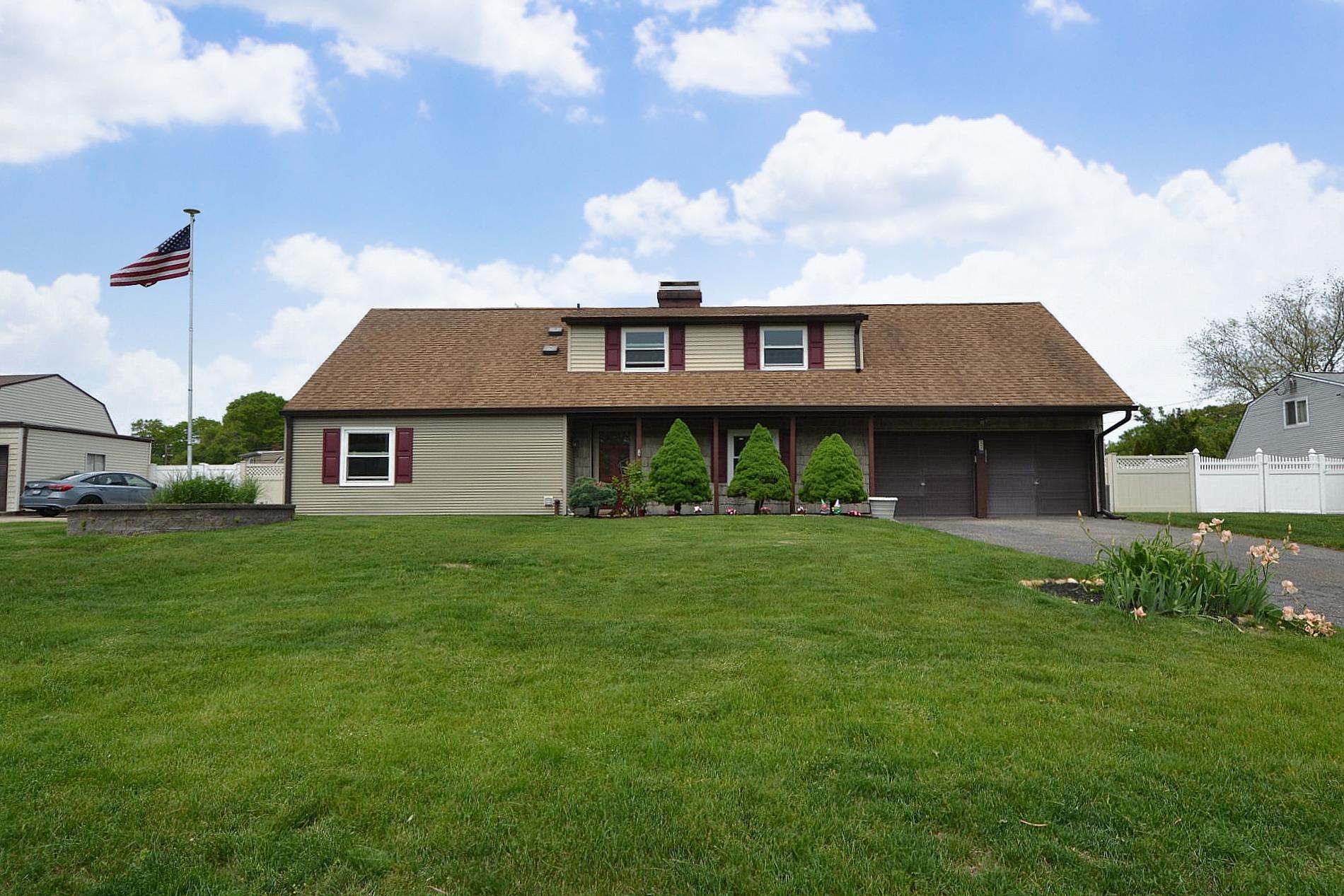 22 Honeysuckle Lane, Holtsville, New York image 2