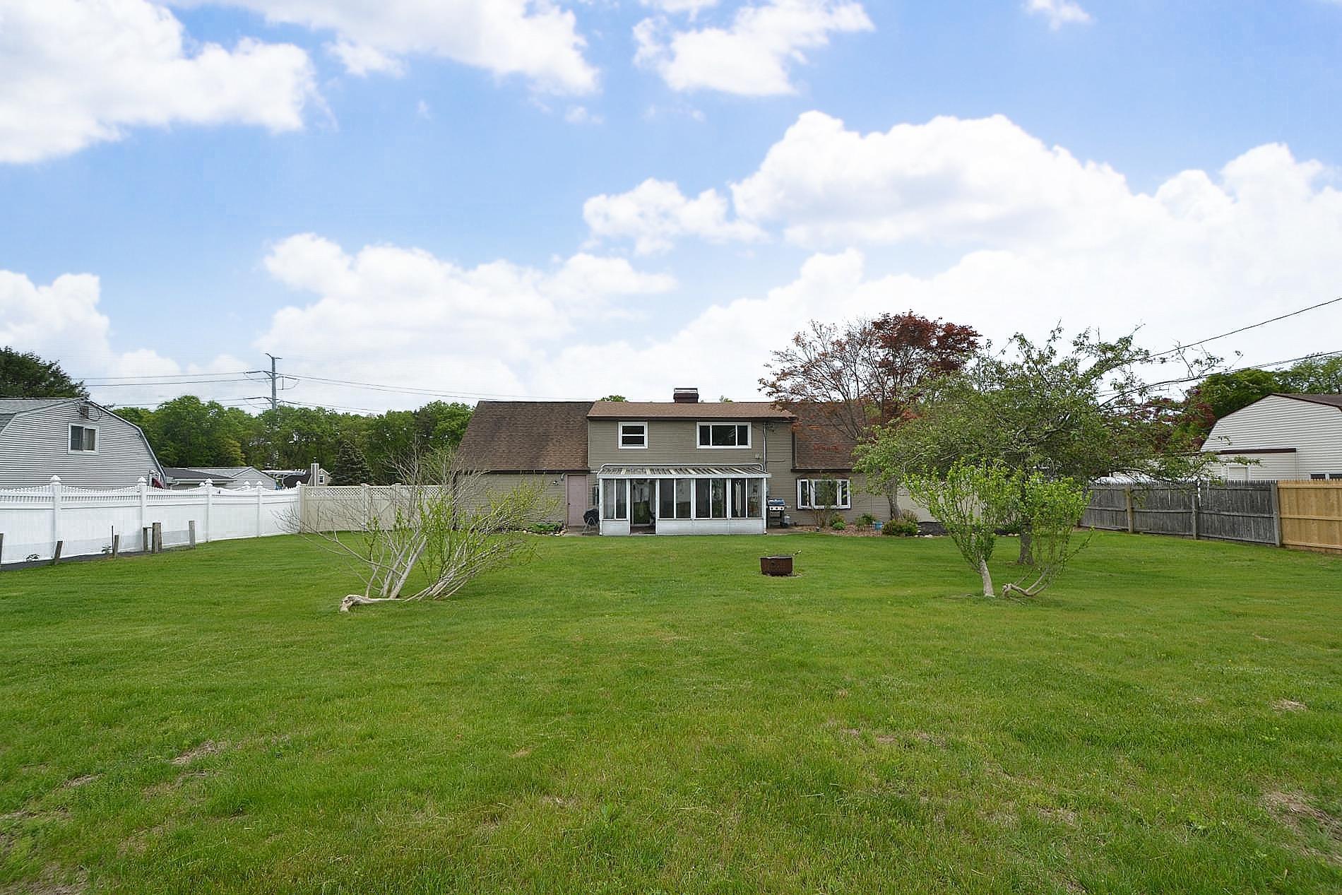 22 Honeysuckle Lane, Holtsville, New York image 20