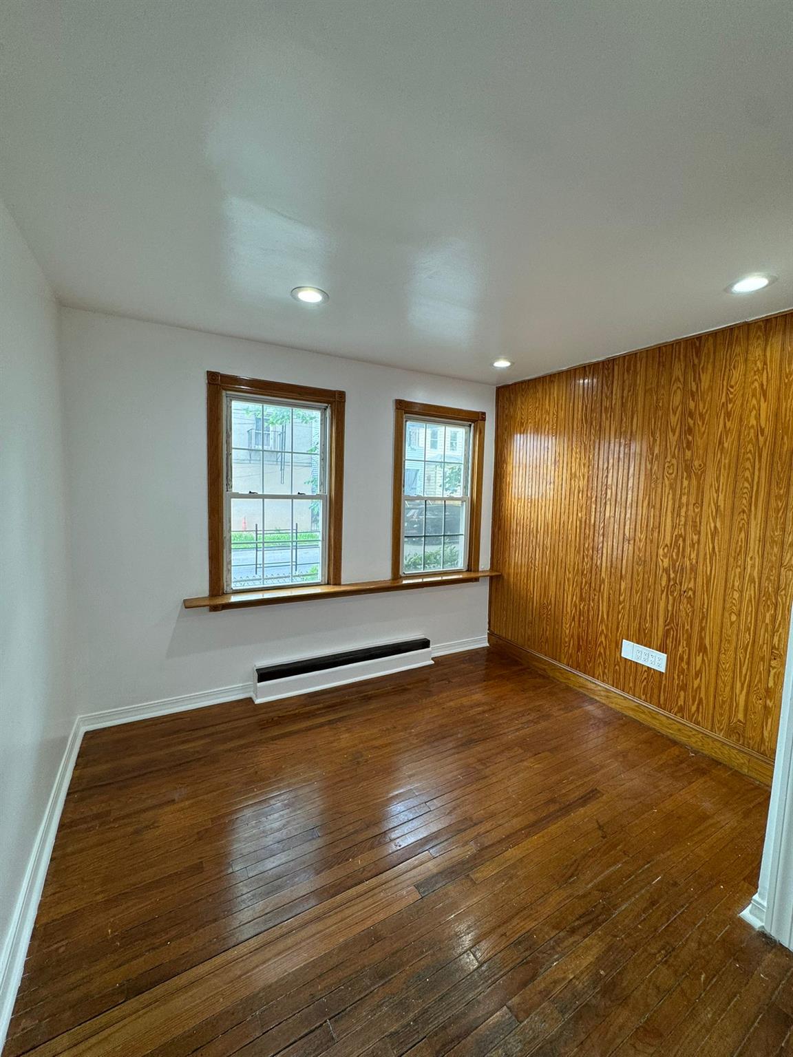 131 W Sandford Boulevard
