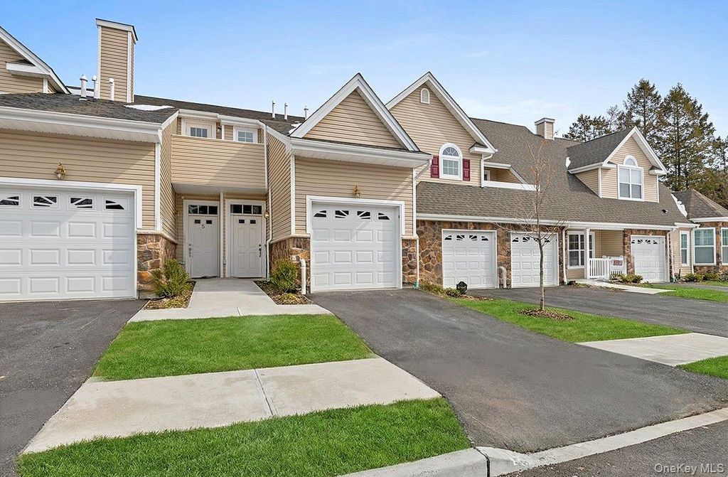 Photo of 4 Steven Circle #4, Dix Hills, NY 11746 (MLS # 966778)