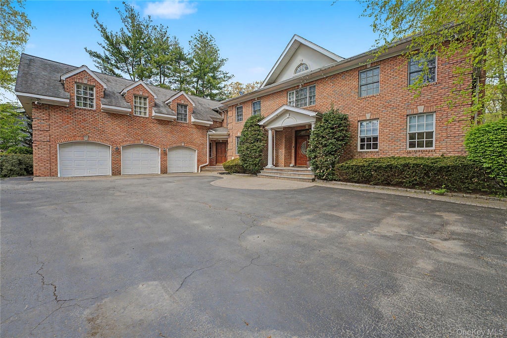 Photo of 12 Chauncey Place, Woodbury, NY 11797 (MLS # 1063885)