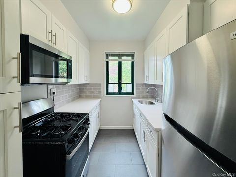 Condo For Sale - 1680 Metropolitan Ave #6D<br/> Bronx County, Bronx, NY 10462