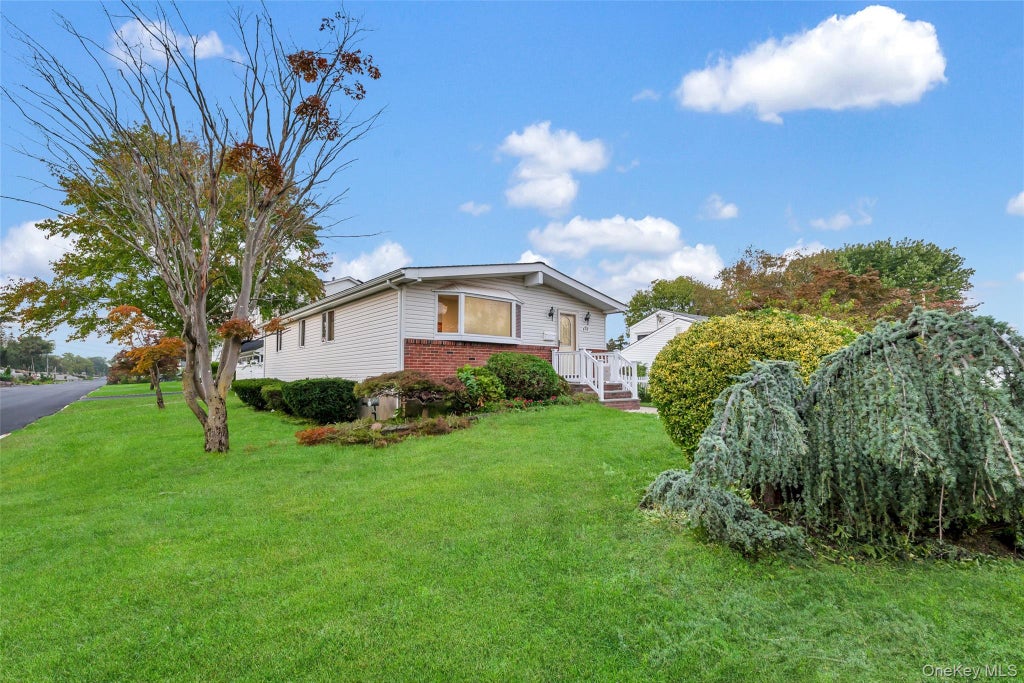 Photo of 423 Westview Avenue, Deer Park, NY 11729 (MLS # 1051894)