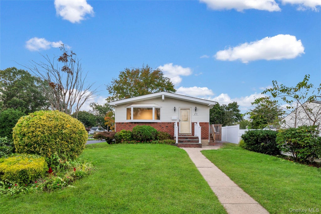 Photo of 423 Westview Avenue, Deer Park, NY 11729 (MLS # 1051894)