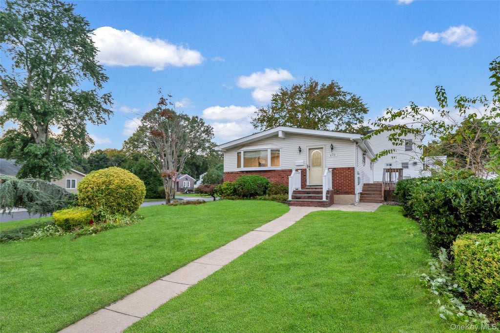 Photo of 423 Westview Avenue, Deer Park, NY 11729 (MLS # 1051894)