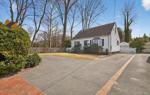 Homes For Sale - 28 Harbor Road<br/> Port Washington, NY 11050