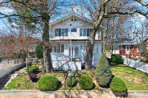 Photo of 189 Katan Avenue, Staten Island, NY 10308 (MLS # 987079)