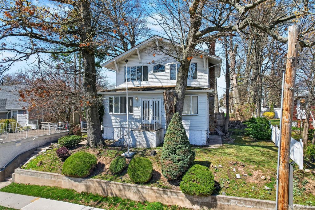 Photo of 189 Katan Avenue, Staten Island, NY 10308 (MLS # 987079)