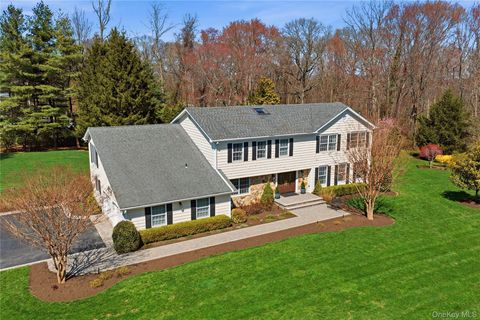 2 Cedarwood Court Laurel Hollow NY 11791
