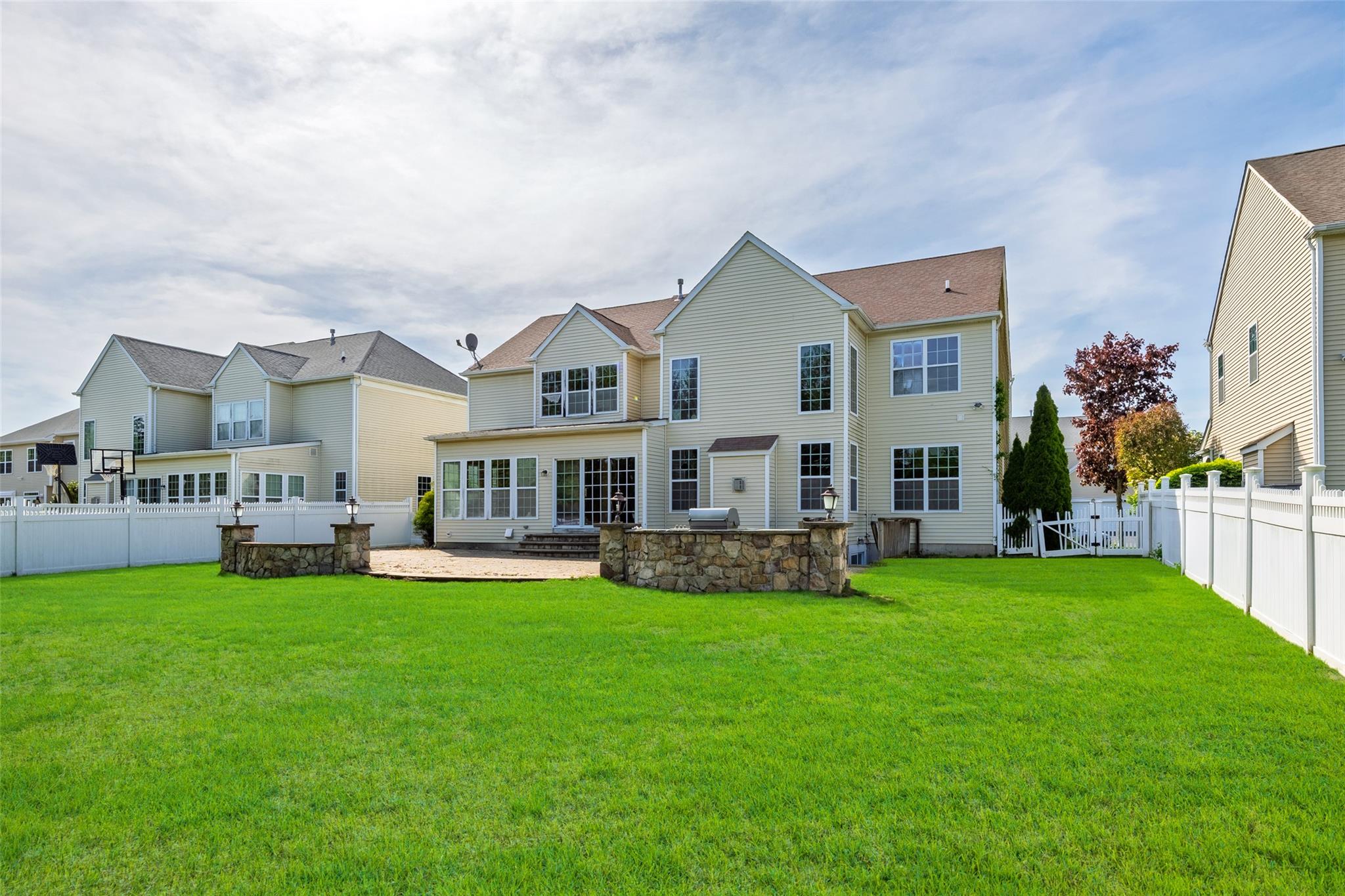 33 Avolet Court, Mount Sinai, New York image 44