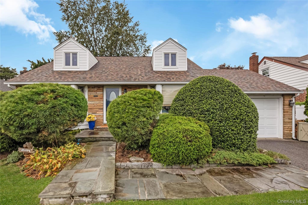 Photo of 19 Leonard Road, Syosset, NY 11791 (MLS # 1063097)