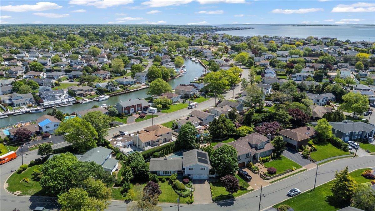 Massapequa, New York 11758, United States, 4 Bedrooms Bedrooms, ,3 BathroomsBathrooms,Residential,Active,129822