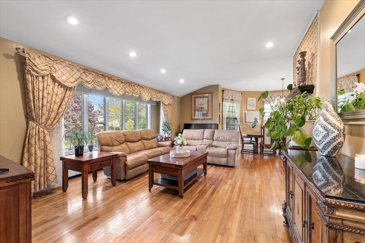 Massapequa, New York 11758, United States, 4 Bedrooms Bedrooms, ,3 BathroomsBathrooms,Residential,Active,129822