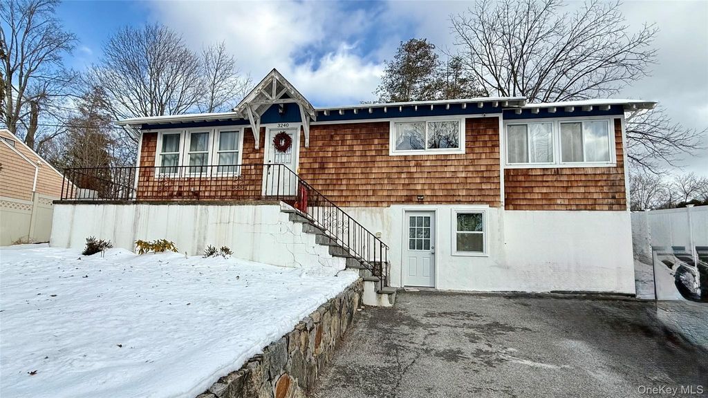 Photo of 3240 Hollywood Street, Mohegan Lake, NY 10547 (MLS # 947880)
