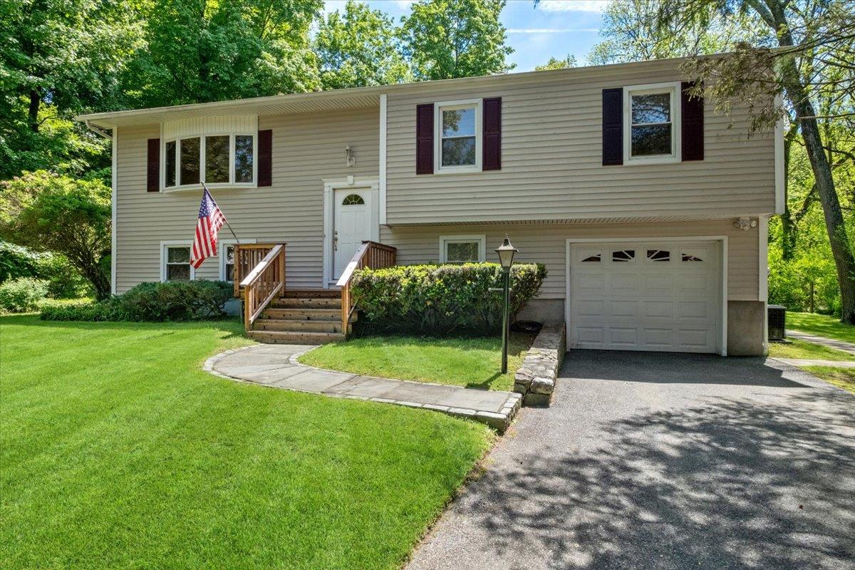 Abraham Gunn Memorial Drive, Cortlandt Manor, New York - 3 Bedrooms  
2 Bathrooms  
9 Rooms - 