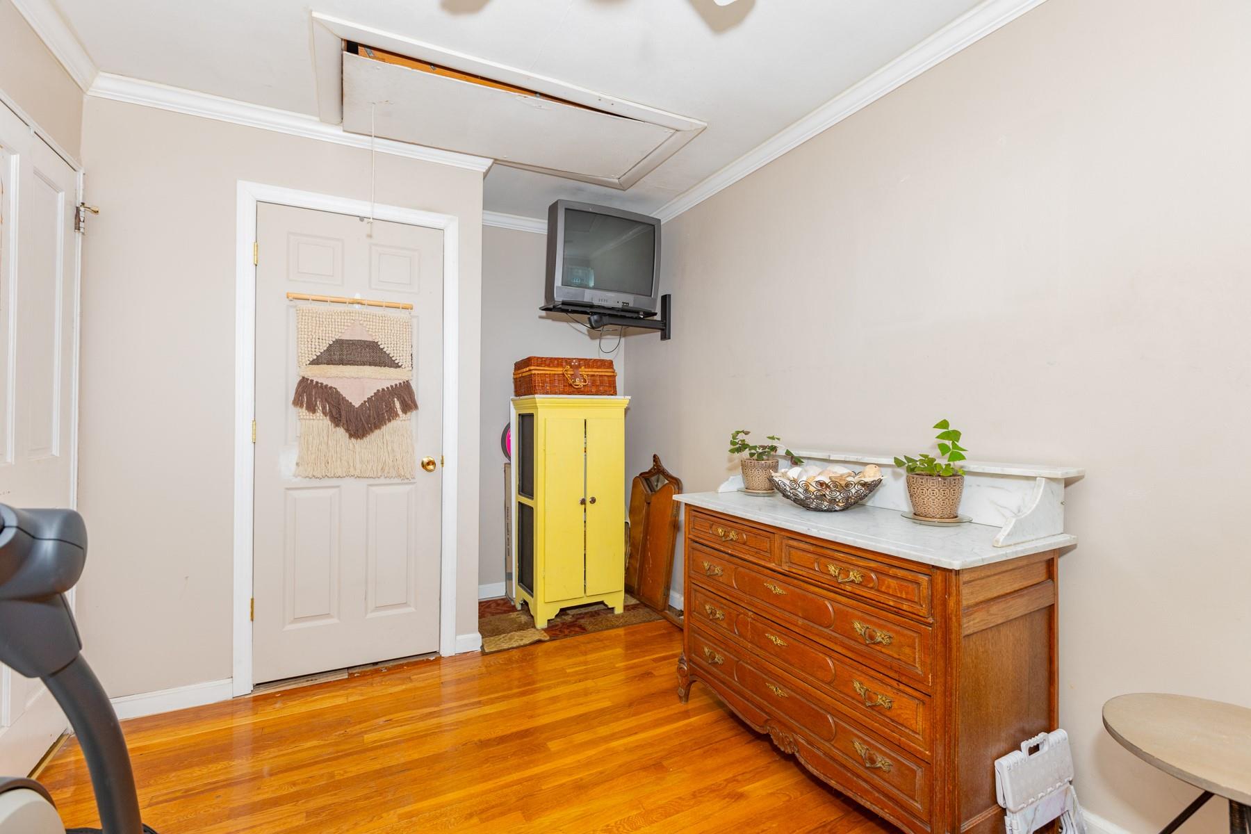 120 Gladstone Avenue, West Islip, New York image 10