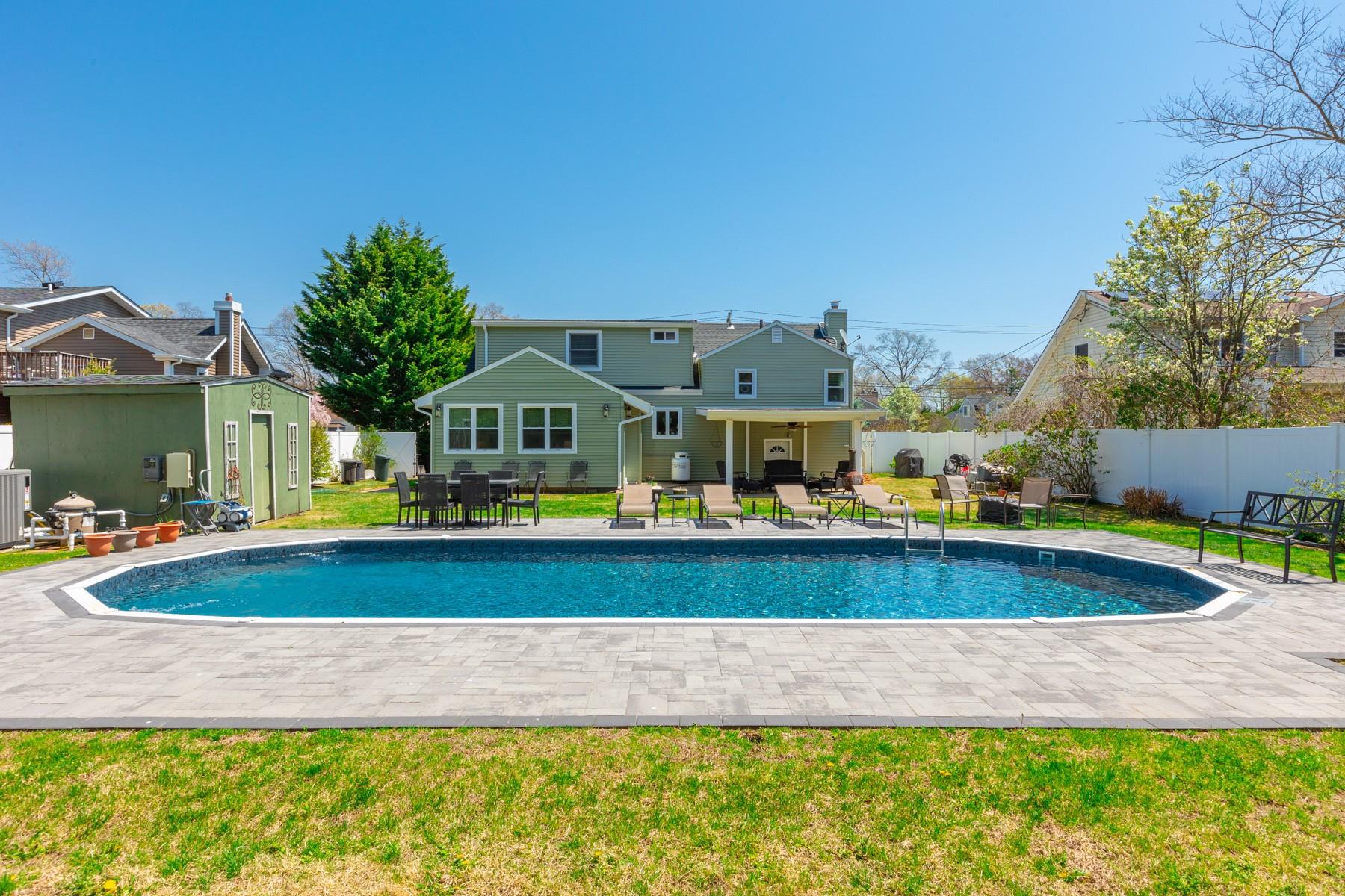 120 Gladstone Avenue, West Islip, New York image 25