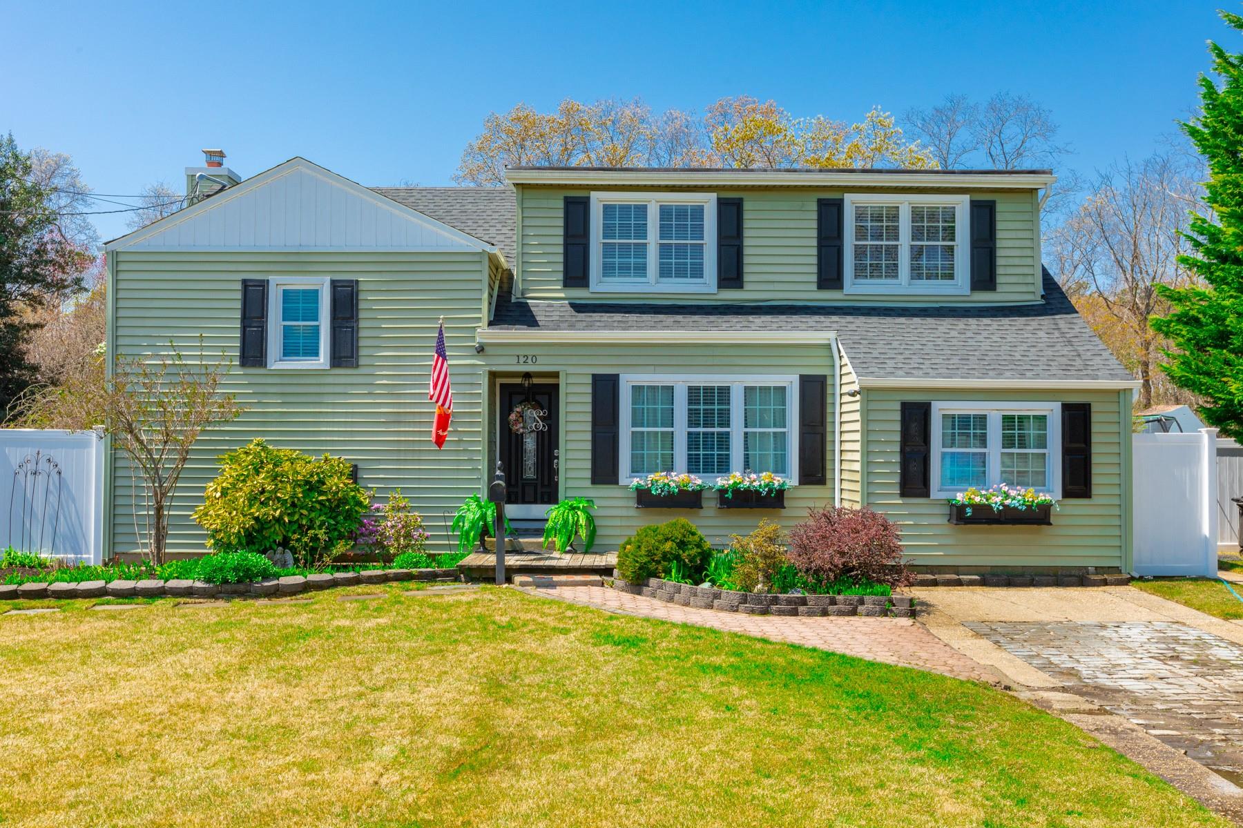 120 Gladstone Avenue, West Islip, New York image 1