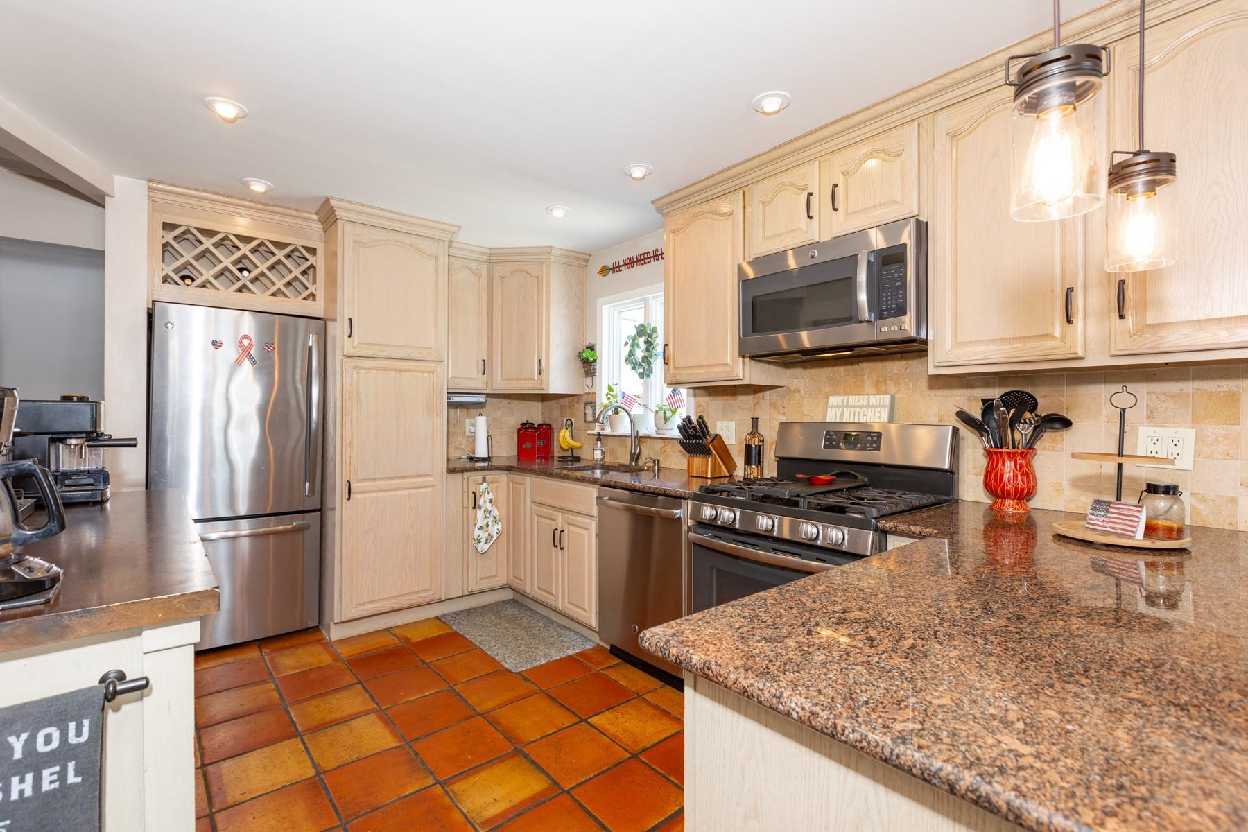 120 Gladstone Avenue, West Islip, New York image 4