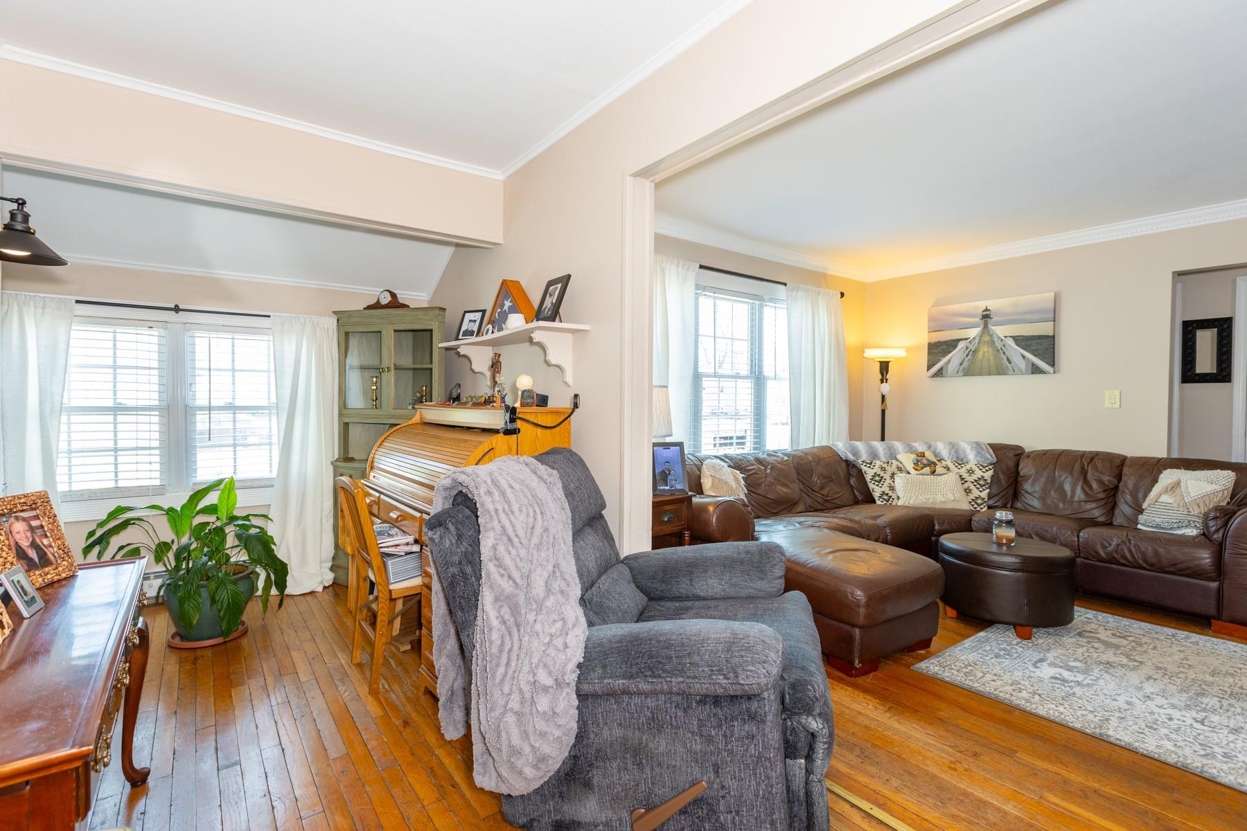 120 Gladstone Avenue, West Islip, New York image 21
