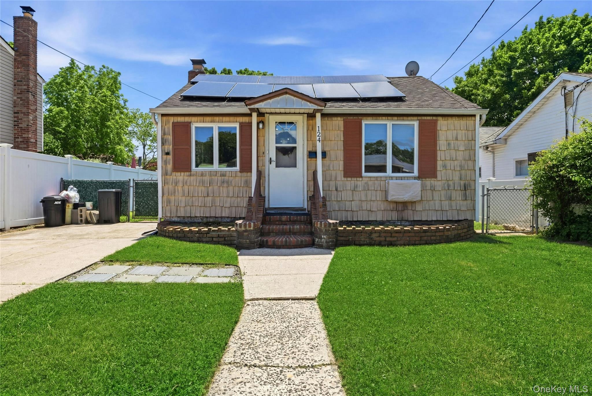 Photo 1 of 17 — 124 N Linden Street, Massapequa, NY 11758