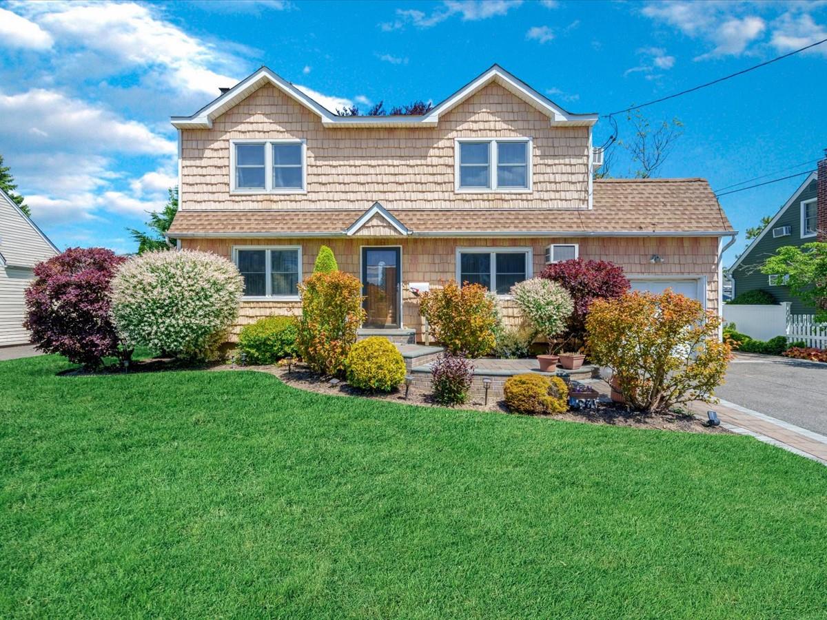 261 N Albany Avenue, Massapequa, New York image 1