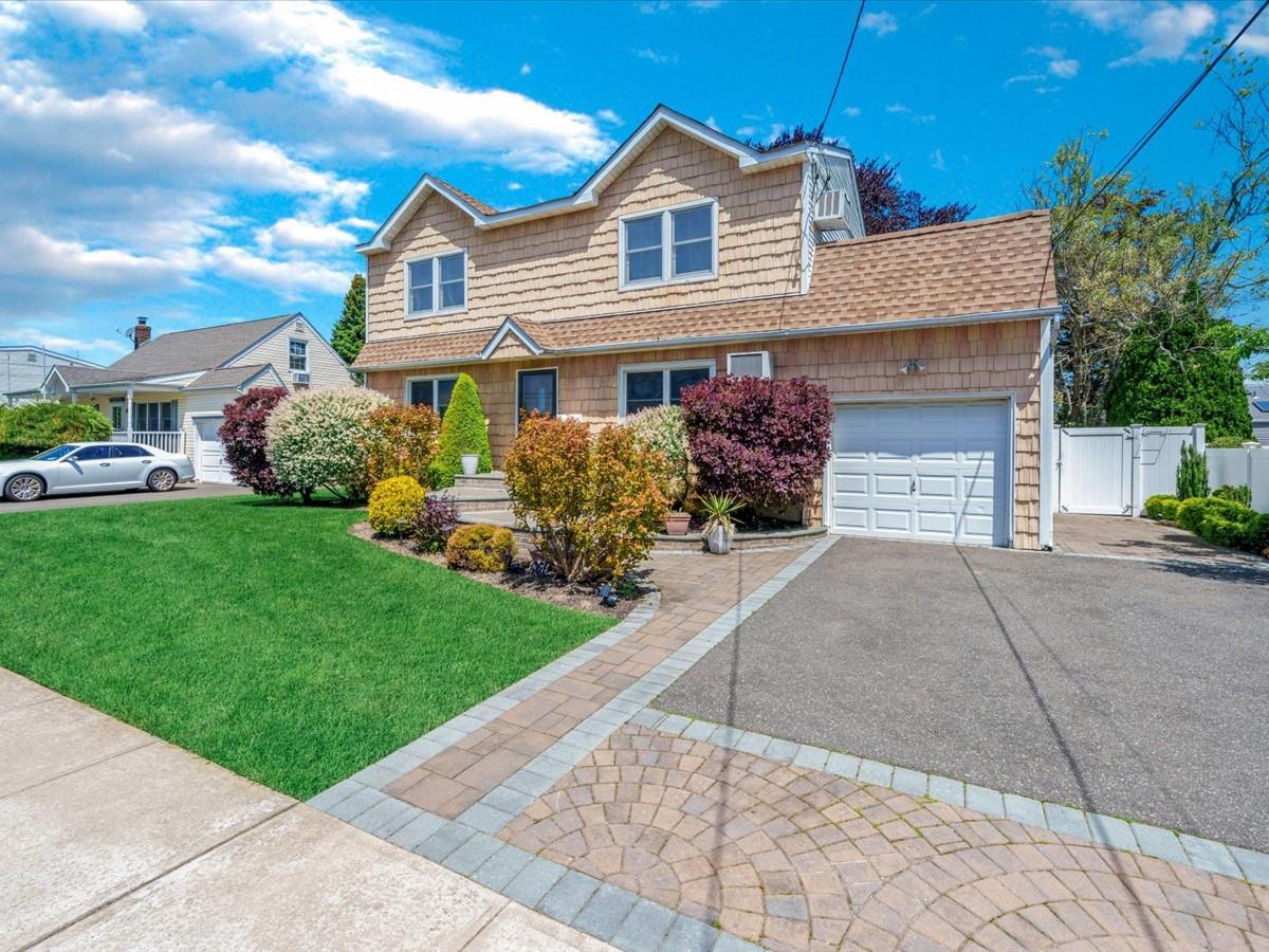 261 N Albany Avenue, Massapequa, New York image 2