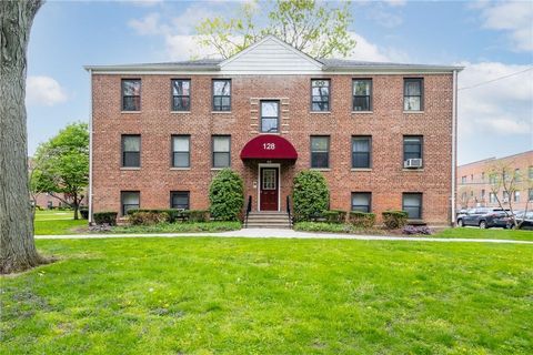 Photo of 124 Richbell Road #A4, Mamaroneck, NY 10543 (MLS # H6306546)