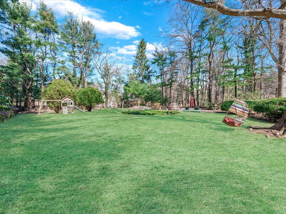 7 Hewlett Drive, Old Westbury, New York image 2