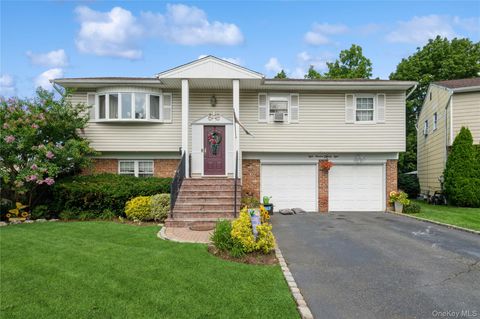 Photo of 828 Robin Court, Baldwin, NY 11510 (MLS # 916256)